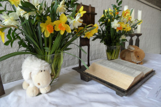 Altar mit Osterglocken Lamm und Hase