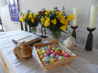 Altar mit Osterglocken, Hase und Eiern