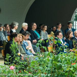 Gottesdienstbesucherinnen der Konfirmation 2021 im Hof der Thomaskirche